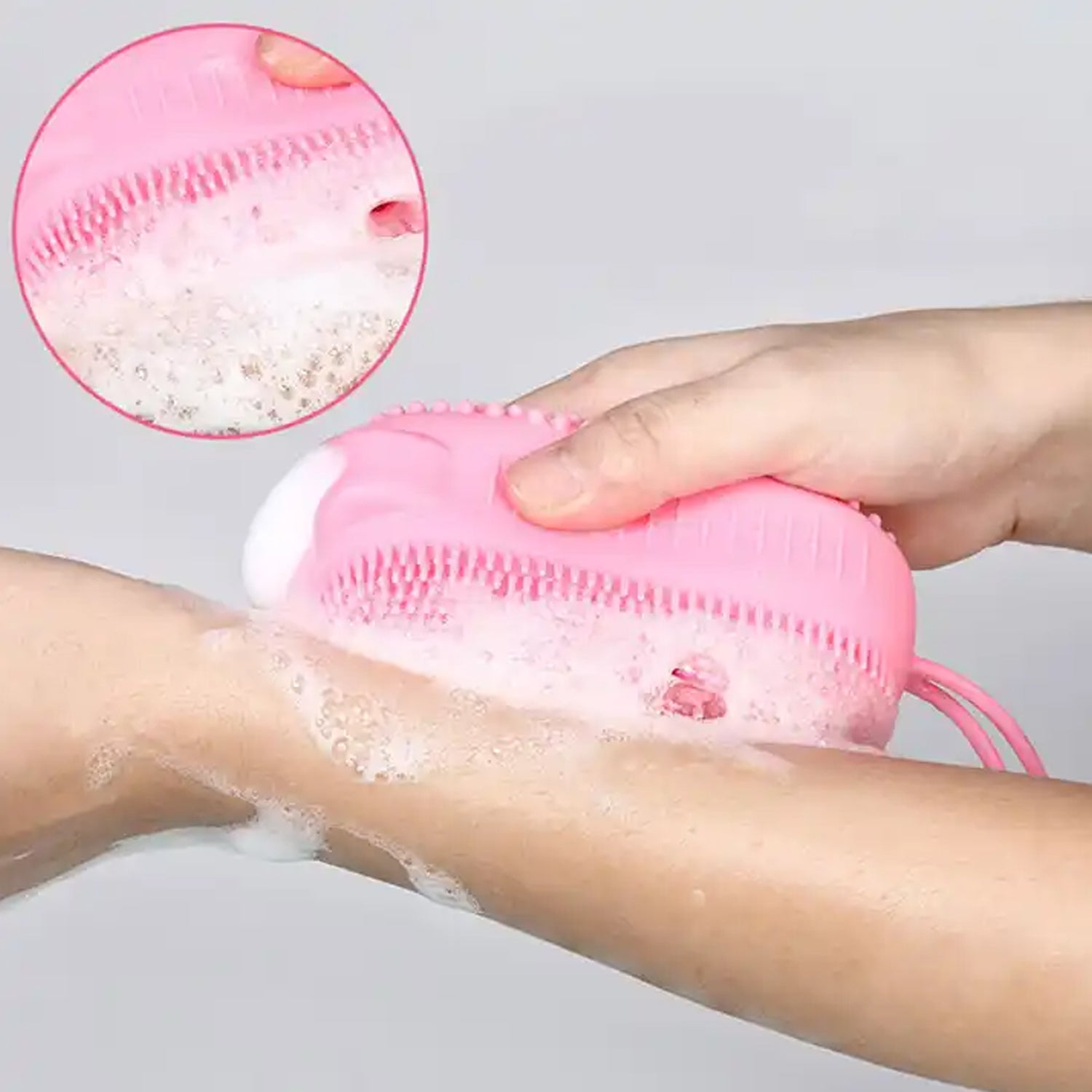 Double-sided silicone bath brush designed for deep cleaning and skin exfoliation. Double-sided silicone bath brush designed for deep cleaning and skin exfoliation.